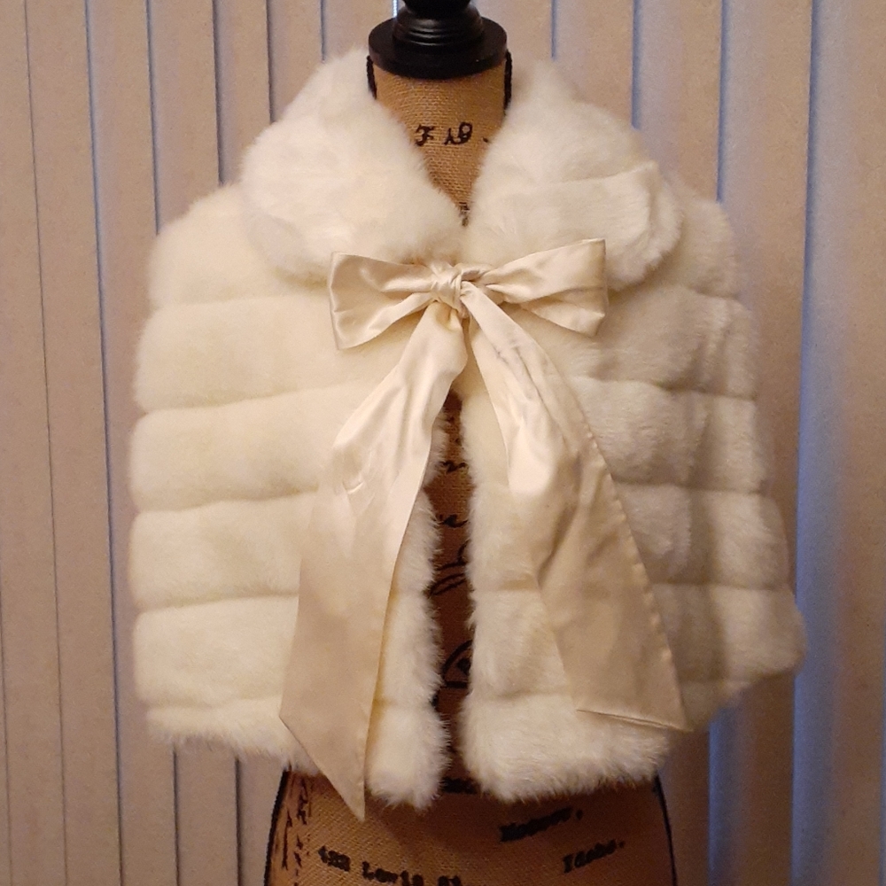 (EUC) NINE WEST FAUX FUR WRAP